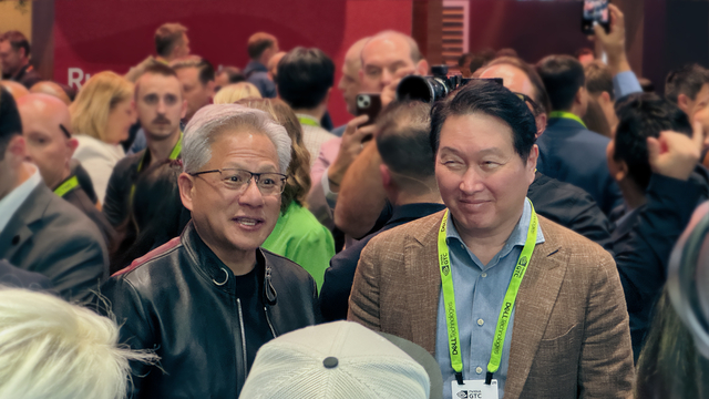 SK Group Chairman Chey Tae-won (right) and Nvidia CEO Jensen Huang are touring SK Hynix's booth at the Nvidia annual developer conference "GTC 2026," which opened in San Jose on the 16th (local time).