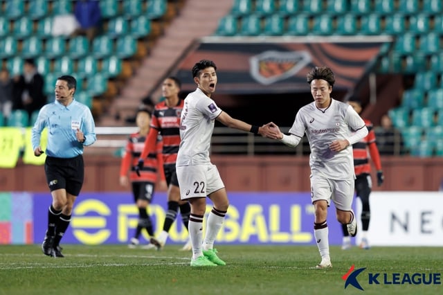 During the Asian Champions League match between Pohang Steelers and Vissel Kobe (Japan). /Photo = Courtesy of the Korea Professional Football League