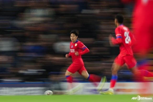 이강인(가운데)이 18일(한국시간) 영국 런던의 스탬포드 브리지에서 열린 2025~2026시즌 UCL 16강 2차전 경기에 교체 출전해 스프린트하고 있다. /AFPBBNews=뉴스1
