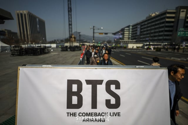 [서울=뉴시스] 정병혁 기자 = 방탄소년단(BTS)의 서울 광화문광장 컴백 공연을 앞둔 17일 서울 종로구 광화문광장에서 도로 통제 안내문이 설치되어 있다. 2026.03.17. jhope@newsis.com /사진=정병혁