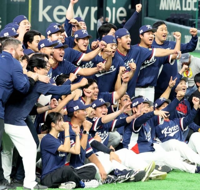 대한민국 야구대표팀이 지난 9일 도쿄돔에서 열린 호주와 2026 월드베이스볼클래식(WBC) 1라운드 마지막 경기에서 7-2로 승리하며 8강 토너먼트 진출을 확정한 뒤 기념촬영을 하고 있다. /사진=강영조 선임기자