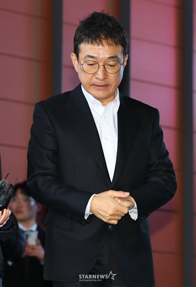 [서울=뉴시스] 최진석 기자 = 도로교통법 위반(음주운전·사고후미조치) 혐의를 받고 있는 배우 이재룡이 10일 서울 강남경찰서에서 피의자 조사를 마친 뒤 심경을 밝히고 있다. 2026.03.10. myjs@newsis.com /사진=최진석