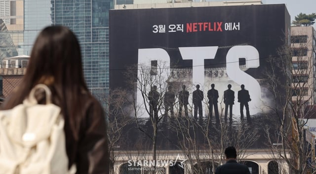 (서울=뉴스1) 박지혜 기자 = 방탄소년단(BTS) 완전체 컴백 공연을 나흘 앞둔 17일 오전 서울 광화문광장 주변 건물에 BTS 컴백 관련 광고가 붙어 있다. 2026.3.17/뉴스1  Copyright © 뉴스1. All rights reserved. 무단 전재 및 재배포,  AI학습 이용 금지. /사진=(서울=뉴스1) 박지혜 기자