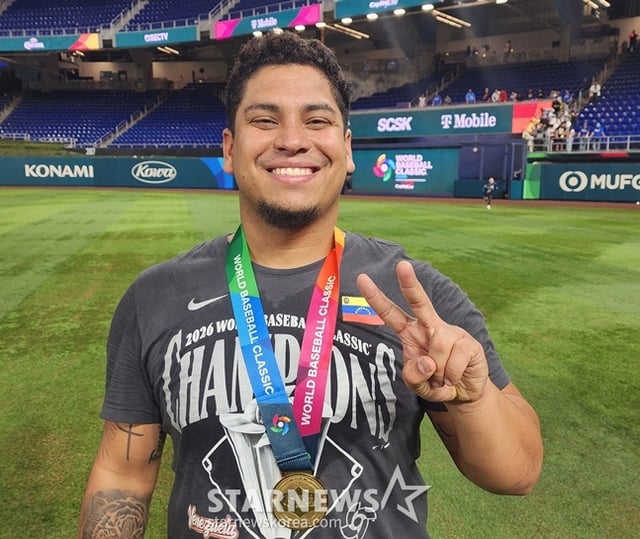 WBC優勝メダルを首にかけたサンチェス「ハンファファンの応援に感謝