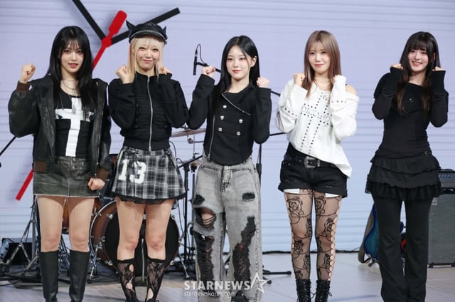 밴드 레이턴시(LATENCY)가 18일 오후 서울 마포구 상암동 쇼킹케이팝센터에서 진행된  첫 미니앨범 '레이트 오'클락'(LATE O'CLOCK) 발매기념 쇼케이스에서 포즈를 취하고 있다.  시그니처 출신 지원, 하은, 세미, 이달의소녀 출신 현진을 비롯해 연주력으로 검증받은 기타리스트 희연이 합류해 결성된 '레이턴시'의 데뷔 미니앨범에는 선공개 싱글 '사랑이었는데'를 포함해 총 5곡이 수록됐다. /2026.03.18 /사진=이동훈 photoguy@