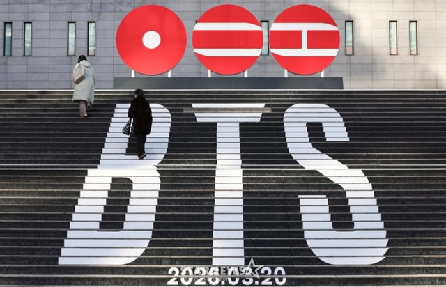 (서울=뉴스1) 최지환 기자 = 22일 오후 서울 종로구 세종문화회관 계단에 방탄소년단(BTS)의 정규 5집 컴백을 알리는 홍보물이 설치되어 있다. 서울시는 22일 광화문광장 자문단회의에서 BTS의 3년 9개월 만의 완전체 컴백공연인 'BTS 2026 Comeback Show @ Seoul'에 대해 조건부로 사용을 허가했다. 2026.1.22/뉴스1 Copyright © 뉴스1. All rights reserved. 무단 전재 및 재배포, AI학습 이용 금지. /사진=(서울=뉴스1) 최지환 기자