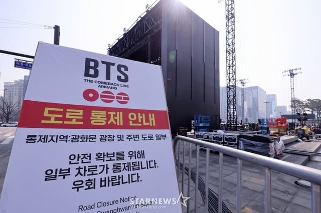 (서울=뉴스1) 박지혜 기자 = 방탄소년단(BTS) 완전체 컴백 공연을 나흘 앞둔 17일 오전 서울 광화문광장에 도로 통제 안내문이 세워져 있다. 오는 21일 광화문광장에서 BTS의 컴백 공연이 열리는 가운데, 당일 최대 26만명의 인파가 몰릴 것으로 예상되면서 경찰과 서울시는 인파 밀집을 막기 위해 주변 빌딩 31곳에 대한 통제에 나선다. 세종대로 광화문∼시청 구간은 공연 전날인 20일 오후 9시부터 22일 오전 6시까지 33시간 동안 전면 통제된다. 2026.3.17/뉴스1 Copyright © 뉴스1. All rights reserved. 무단 전재 및 재배포, AI학습 이용 금지. /사진=(서울=뉴스1) 박지혜 기자