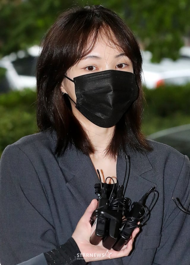 마약류 관리에 관한 법률 위반(향정) 혐의를 받고 있는 방송인 서민재가 19일 오전 서울 마포구 서부지방법원에서 진행된 첫 공판 기일에 출석하고 있다.  2023.10.19 /사진=김창현