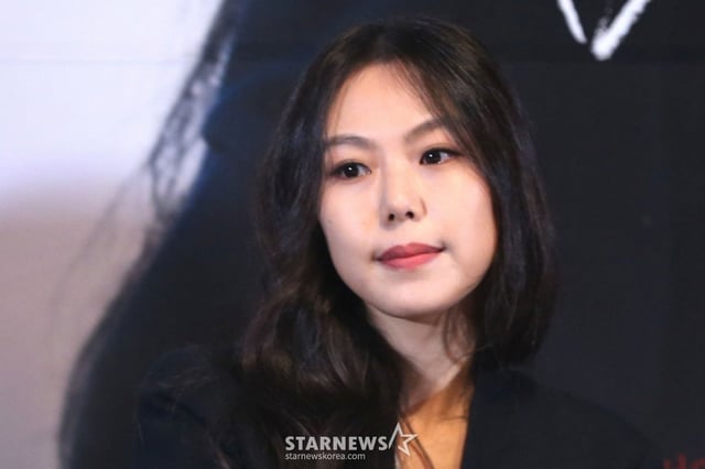 $ 배우 김민희가 13일 오후 서울 광진구 자양동 롯데시네마 건대입구에서 열린 영화 '밤의 해변에서 혼자' 언론시사회 기자간담회에 임하고 있다. /사진=이기범 기자 leekb@