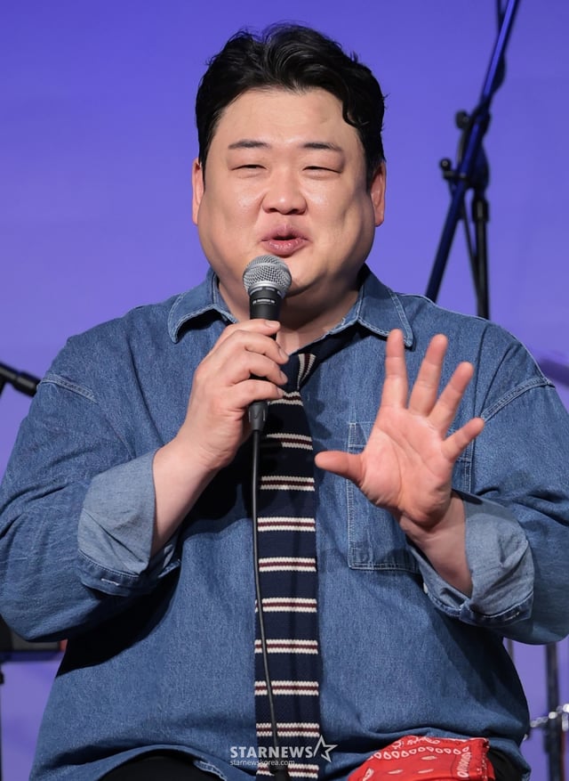 (서울=뉴스1) 권현진 기자 = 아묻따밴드 김준현이 12일 오후 서울 종로구 SA홀에서 진행된 첫 번째 디지털 싱글 ‘알고 있잖아’ 발매 기념 쇼케이스에서 인사말을 하고 있다.  아묻따밴드는 홍경민(베이스), 조영수(키보드), 차태현(객원 보컬), 전익혁(기타), 김준현(드럼), 조정민(피아노)이 장르의 경계를 넘나들며 좋은 음악을 선보이기 위해 결성한 밴드다. 2026.2.12/뉴스1  Copyright © 뉴스1. All rights reserved. 무단 전재 및 재배포,  AI학습 이용 금지. /사진=(서울=뉴스1) 권현진 기자