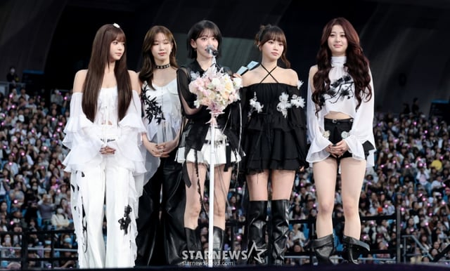 AAA 베스트 아티스트상 르세라핌이 2025년 12월 6일 대만 가오슝 내셔널 스타디움에서 진행된 스타뉴스 주최 '10주년 아시아 아티스트 어워즈 2025(10th Anniversary Asia Artist Awards 2025, '10주년 AAA 2025')에서 수상소감을 전하고 있다. /2025.12.06 /사진=강영조 cameratalks@