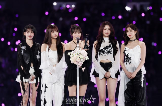 그룹 르세라핌이 2025년 12월 6일 가오슝 내셔널 스타디움에서 진행된 스타뉴스 주최 '10주년 아시아 아티스트 어워즈 2025(10th Anniversary Asia Artist Awards 2025, '10주년 AAA 2025')에서 올해의 뮤직 아이콘 상을 수상한 뒤 수상소감을 전하고 있다. /2025.12.06 /사진=김휘선 hwijpg@
