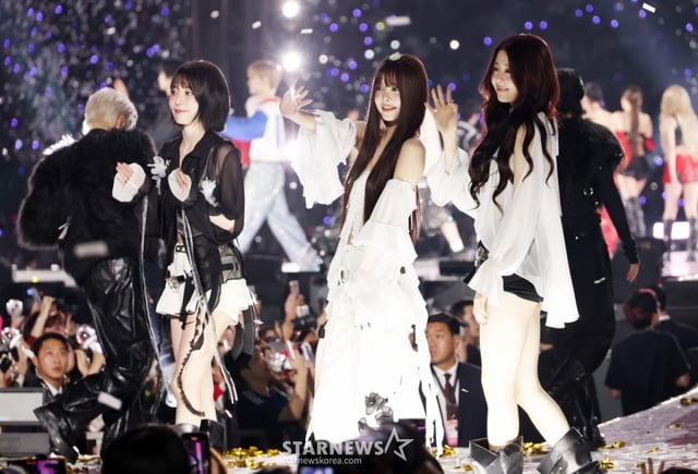 그룹 르세라핌이 지난 2025년 12월 6일 가오슝 내셔널 스타디움에서 진행된 스타뉴스 주최 '10주년 아시아 아티스트 어워즈 2025(10th Anniversary Asia Artist Awards 2025, '10주년 AAA 2025')에서 팬들에게 인사를 하고 있다. /2025.12.24 /사진=김휘선 hwijpg@