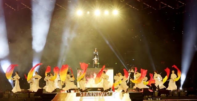 그룹 르세라핌이 2025년 12월 6일 가오슝 내셔널 스타디움에서 진행된 스타뉴스 주최 '10주년 아시아 아티스트 어워즈 2025(10th Anniversary Asia Artist Awards 2025, '10주년 AAA 2025')에서 멋진 무대를 선보이고 있다. /2025.12.06 /사진=김휘선 hwijpg@