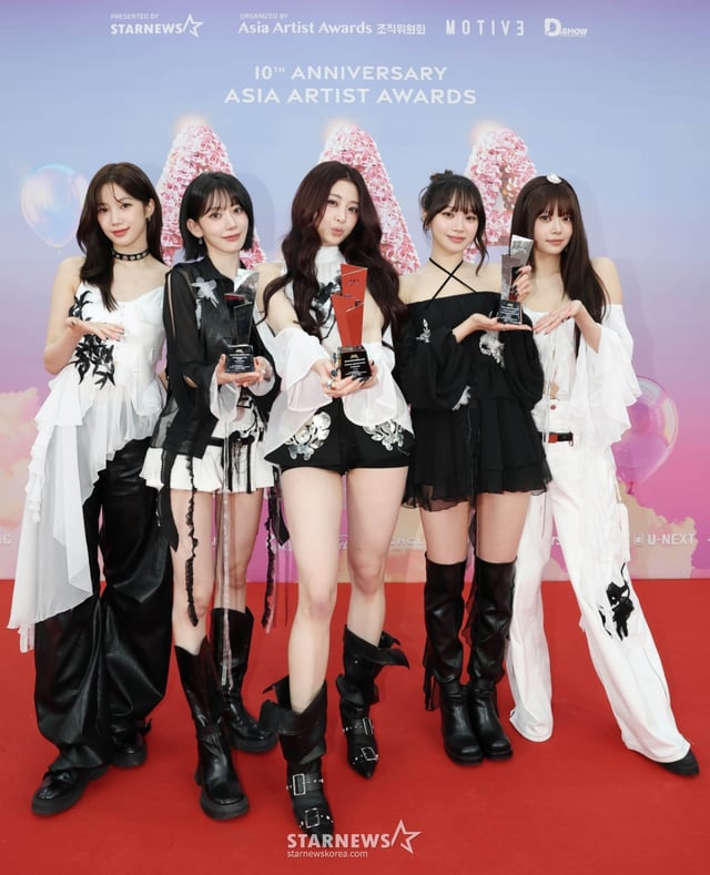 걸그룹 르세라핌이 2025년 12월 6일 가오슝 내셔널 스타디움에서 진행된 스타뉴스 주최 '10주년 아시아 아티스트 어워즈 2025(10th Anniversary Asia Artist Awards 2025, '10주년 AAA 2025')에서 대상 올해의 뮤직 아이콘, 베스트 아티스트, 베스트 초이스(김채원)상을 수상한 뒤 포즈를 취하고 있다. /2025.12.06 /사진=이동훈 photoguy@