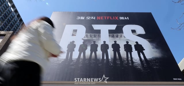 (서울=뉴스1) 김성진 기자 = 방탄소년단(BTS)의 서울 광화문광장 컴백 공연이 이틀 앞으로 다가온 19일 서울 종로구 광화문광장 한 건물 외벽에 BTS 컴백 공연 광고물이 게시돼 있다. 2026.3.19/뉴스1 Copyright © 뉴스1. All rights reserved. 무단 전재 및 재배포, AI학습 이용 금지. /사진=(서울=뉴스1) 김성진 기자
