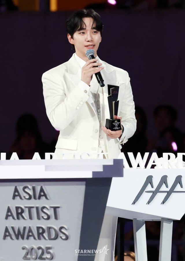 배우 이준호가 6일 가오슝 내셔널 스타디움에서 진행된 스타뉴스 주최 '10주년 아시아 아티스트 어워즈 2025(10th Anniversary Asia Artist Awards 2025, '10주년 AAA 2025')에서 AAA Best Artist 상을 받고 수상소감을 말하고 있다. /2025.12.06 /사진=임성균 tjdrbs23@