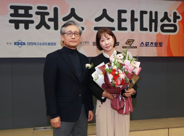 2024 퓨처스 스타대상 시상식(주최 스타뉴스)에서 야구 부문 스타상을 수상한 정현우의 어머니 김규희 씨(오른쪽)가 양해영 대한야구소프트볼협회 회장(당시 부회장)과 포즈를 취하고 있다. /사진=이동훈 기자