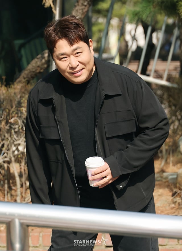 코미디언 문세윤이 16일 오전 서울 여의도 KBS 신관에서 진행된 '불후의 명곡' 카메라 리허설에 참석하기 위해 공개홀로 들어서고 있다. /2026.03.16 /사진=이동훈 photoguy@