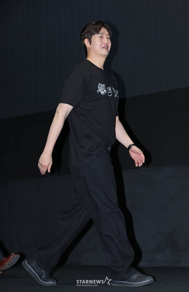 배우 유지태가 17일 오후 서울 강남구 메가박스 코엑스에서 진행된 영화 '왕과 사는 남자' 천만돌파 감사 무대인사 행사에 참석해 무대로 들어서고 있다. /2026.03.17 /사진=이동훈 photoguy@