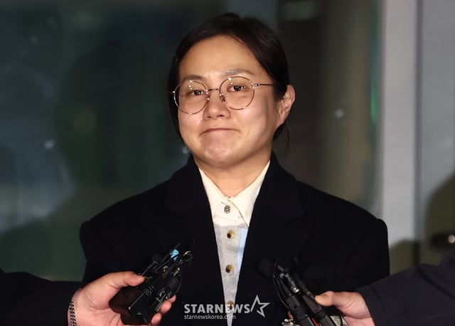 (서울=뉴스1) 김민지 기자 = 전직 매니저들에게 갑질을 했다는 등의 의혹에 휩싸인 개그우먼 박나래가 20일 밤 서울 강남경찰서에서 피고발인 조사를 마치고 나오며 취재진 질의에 답변하고 있다. 2026.2.20/뉴스1 Copyright © 뉴스1. All rights reserved. 무단 전재 및 재배포, AI학습 이용 금지. /사진=(서울=뉴스1) 김민지 기자