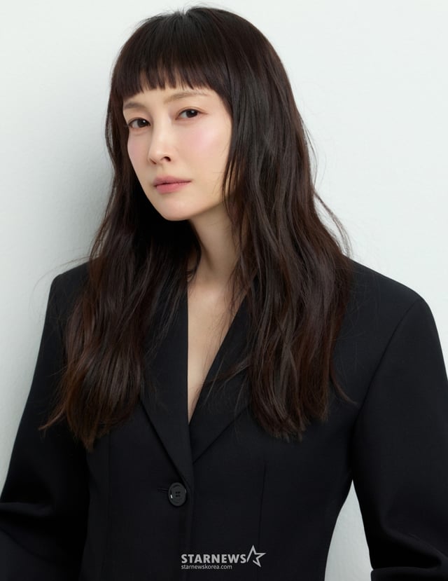 ENA 드라마 '아너'의 배우 이나영이 11일 서울 종로구 삼청동에서 진행된 라운드 인터뷰를 위해 포즈를 취하고 있다. /사진제공=이든나인/2026.03.11 /사진=김휘선 hwijpg@