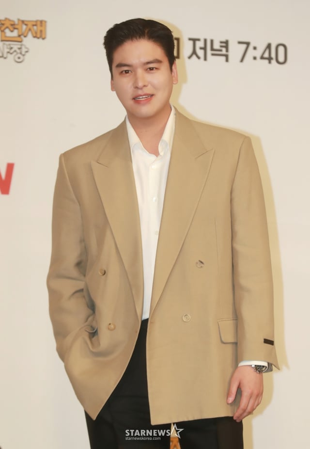 배우 이장우가 29일 오전 서울 마포구 도화동 서울가든호텔에서 열린 tvN 신규 예능 '장사천재 백사장' 제작발표회에 참석해 포즈를 취하고 있다. 대한민국 최고의 외식 경영 전문가 백종원이 한식 불모지에서 직접 창업부터 운영까지 나서는 백종원의 세계 밥장사 도전기를 그린 '장사천재 백사장'은 4월 2일 첫 방송된다. /2023.03.29