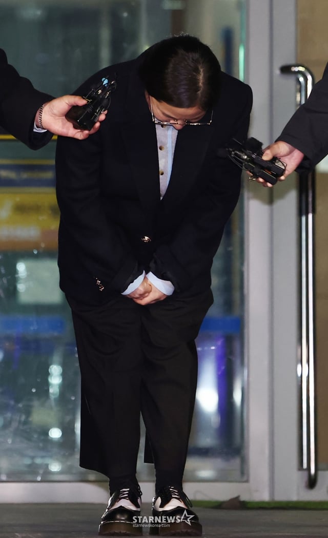 (서울=뉴스1) 김민지 기자 = 전직 매니저들에게 갑질을 했다는 등의 의혹에 휩싸인 개그우먼 박나래가 20일 밤 서울 강남경찰서에서 피고발인 조사를 마치고 나오며 고개 숙여 인사하고 있다. 2026.2.20/뉴스1  Copyright © 뉴스1. All rights reserved. 무단 전재 및 재배포,  AI학습 이용 금지. /사진=(서울=뉴스1) 김민지 기자