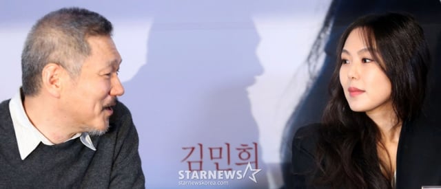 $ 홍상수 감독과 배우 김민희가 13일 오후 서울 광진구 자양동 롯데시네마 건대입구에서 열린 영화 '밤의 해변에서 혼자' 언론시사회 기자간담회에서 이야기를 나누고 있다. /사진=이기범 기자 leekb@