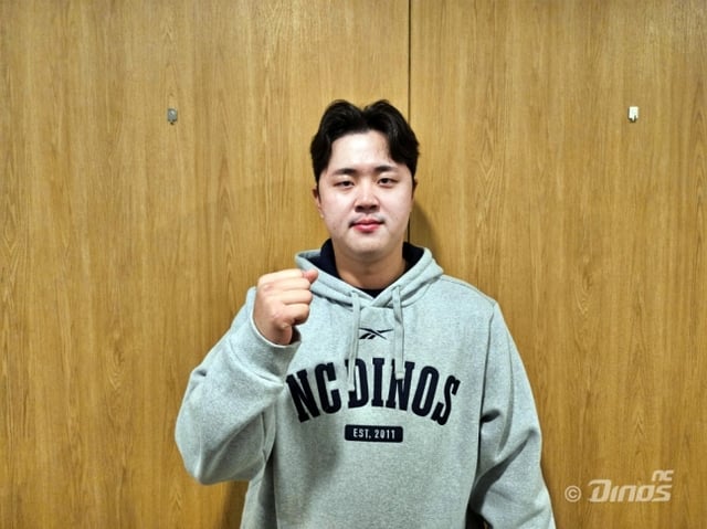 Kim Hyung-joon poses after hitting a home run in the game on the 20th. /Photo = Courtesy of NC Dinos