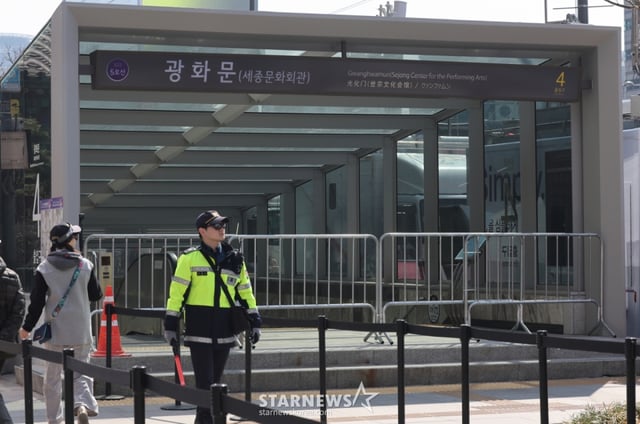 (서울=뉴스1) 박지혜 기자 = 방탄소년단(BTS) 컴백 공연일인 21일 서울 광화문역 출입구가 통제되고 있다. 이날 5호선 광화문역은 오후 2∼10시, 3호선 경복궁역과 1·2호선 시청역은 오후 3∼10시 무정차 통과한다. 지하철을 이용하려면 근처 역으로 이동해야 한다. 2026.3.21/뉴스1 Copyright © 뉴스1. All rights reserved. 무단 전재 및 재배포, AI학습 이용 금지. /사진=(서울=뉴스1) 박지혜 기자
