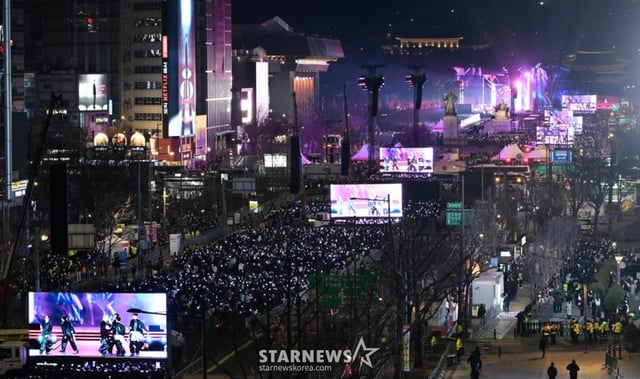 (서울=뉴스1) 사진공동취재단 = 3년 9개월 만에 완전체로 복귀하는 방탄소년단(BTS)의 'BTS 컴백 라이브: ARIRANG' 공연이 21일 서울 광화문광장 일대에서 펼쳐지고 있다. 2026.3.21/뉴스1 Copyright © 뉴스1. All rights reserved. 무단 전재 및 재배포, AI학습 이용 금지. /사진=(서울=뉴스1) 사진공동취재단