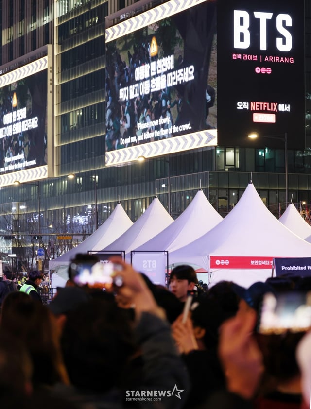 방탄소년단(BTS) 컴백 공연 당일인 21일 팬들과 시민들이 서울 종로구 광화문 광장에 마련된 공연장 인근을 지나고 있다. /2026.03.21 /사진=김휘선 hwijpg@