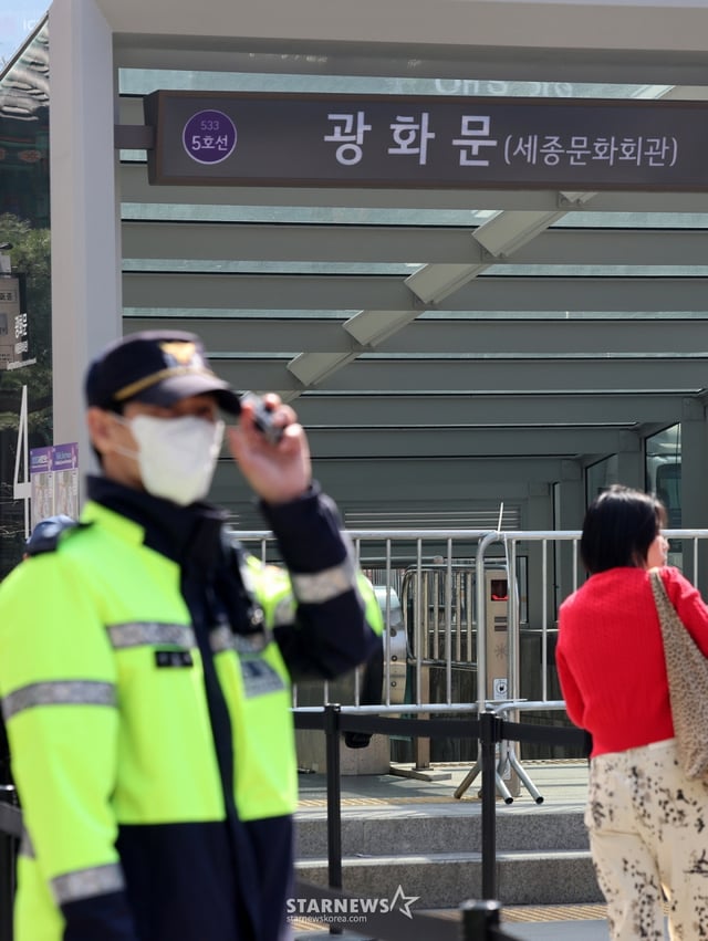 (서울=뉴스1) 박지혜 기자 = 방탄소년단(BTS) 컴백 공연일인 21일 서울 광화문역 출입구가 통제되고 있다. 이날 5호선 광화문역은 오후 2∼10시, 3호선 경복궁역과 1·2호선 시청역은 오후 3∼10시 무정차 통과한다. 지하철을 이용하려면 근처 역으로 이동해야 한다. 2026.3.21/뉴스1 Copyright © 뉴스1. All rights reserved. 무단 전재 및 재배포, AI학습 이용 금지. /사진=(서울=뉴스1) 박지혜 기자