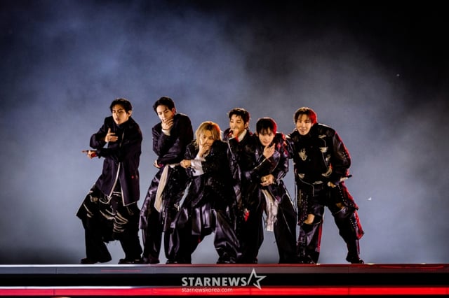 [서울=뉴시스] 방탄소년단(BTS)이 21일 서울 종로구 광화문광장에서 컴백을 기념해 'BTS 컴백 라이브 : 아리랑' 공연을 선보이고 있다. (사진=빅히트 뮤직/넷플릭스 제공) 2026.03.21. photo@newsis.com *재판매 및 DB 금지 /사진=