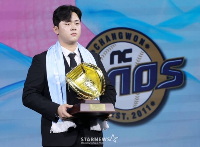 김형준이 지난해 '2025 컴투스프로야구 리얼글러브 어워드(Real Glove Award)'에서 포수 부문 리얼글러브상 수상하고 있다. /사진=김진경 대기자