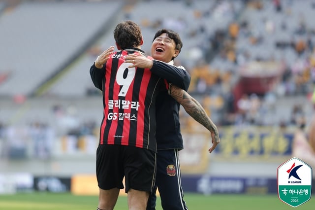 클리말라(왼쪽)와 김기동 감독. /사진=한국프로축구연맹 제공