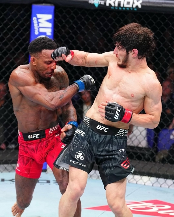 모프사르 예블로예프(오른쪽)와 르론 머피 경기 중. /사진=UFC 공식 사회관계망서비스(SNS)