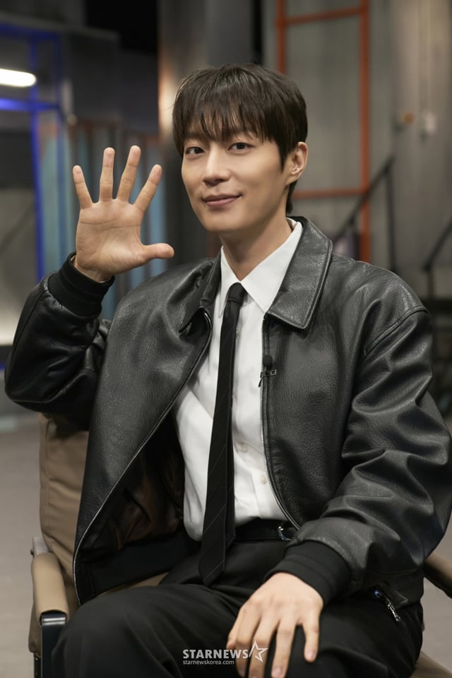 Ngày 23/4, ca sĩ kiêm diễn viên Yoon Doo Joon đang tạo dáng tại buổi họp báo ra mắt sản xuất trực tuyến chương trình giải trí Can đảm 5 (Tcast E Channel). / Cung cấp ảnh = Kênh E/2026.03.23 /Ảnh = Kim Hwi Sun hwijpg@