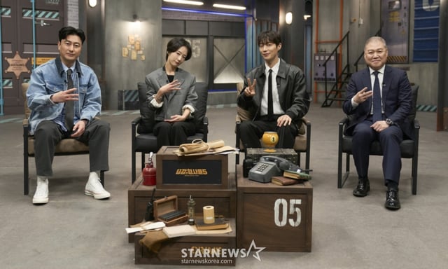Ngày 23/4, nghệ sĩ truyền hình Ahn Jung Hwan, diễn viên Kwak Sun Young, ca sĩ Yoon Doo Joon và nghệ sĩ truyền hình Kwon Il Yong đang tạo dáng tại buổi họp báo ra mắt sản xuất trực tuyến chương trình giải trí Can đảm 5 trên kênh truyền hình E. / Cung cấp ảnh = Kênh E/2026.03.23 /Ảnh = Kim Hwi Sun hwijpg@