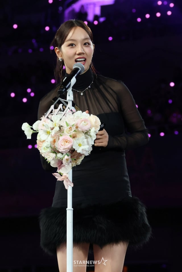 배우 아혜리가 6일 가오슝 내셔널 스타디움에서 진행된 스타뉴스 주최 '10주년 아시아 아티스트 어워즈 2025(10th Anniversary Asia Artist Awards 2025, '10주년 AAA 2025')에서 베스트 엑터상 수상 후 소감을 밝히고 있다. /사진=김진경 kim.jinkyung@