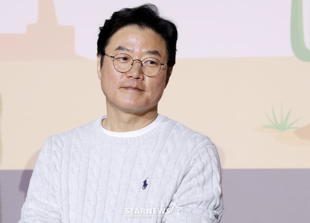 나영석 PD가 24일 서울 용산구 CGV 아이파크몰에서 진행된 넷플릭스 예능 '이서진의 달라달라' 제작발표회에서 질의응답을 하고 있다. /2026.03.24 /사진=김휘선 hwijpg@