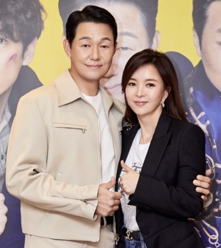 왼쪽부터 박성웅, 신은정 부부 /사진=씨제스스튜디오