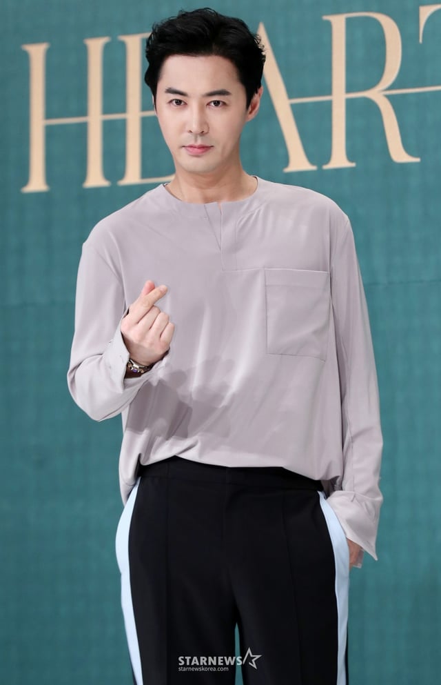 그룹 신화 전진이 28일 오후 서울 영등포구 타임스퀘어 아모리스홀에서 진행된 데뷔 20주년 기념 스페셜 앨범 'HEART' 발매 기자간담회에 참석해 포즈를 취하고 있다.