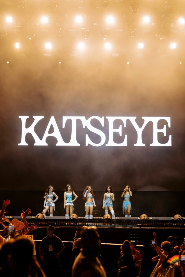 KATSEYE 롤라팔루자 브라질 단체 사진/사진제공=하이브-게펜레코드