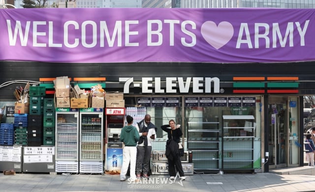 (서울=뉴스1) 최지환 기자 = 방탄소년단(BTS) 컴백 공연이 열린 지난 21일 서울 광화문과 종로 일대 편의점 매출이 최대 7배 넘게 증가했다. 편의점 업계에 따르면 GS25의 공연 당일 광화문 인근 5개 점포 매출은 지난주 같은 요일(14일) 대비 233.1%, CU의 광화문 인근 10개 점포의 매출은 전주 대비 270.9% 상승했다. 세븐일레븐의 공연장 인근 주요 5개 점포의 매출은 7배까지 증가했다. 사진은 22일 오후 BTS 컴백 환영 현수막이 걸려 있는 광화문광장 인근 편의점의 모습. 2026.3.22/뉴스1 Copyright © 뉴스1. All rights reserved. 무단 전재 및 재배포, AI학습 이용 금지. /사진=(서울=뉴스1) 최지환 기자