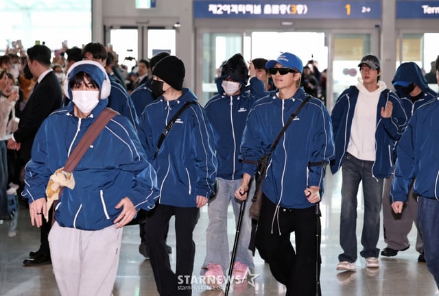방탄소년단(BTS)이 22일 오전 인천국제공항을 통해 미국 뉴욕으로 출국하고 있다./사진=(인천공항=뉴스1) 구윤성 기자