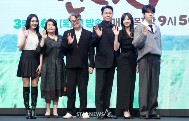 배우 최규리, 남권아, 이서환, 박성웅, 이수경, 이진우가 25일 서울 구로구 디큐브시티 더세인트에서 진행된 KBS 2TV 드라마 '심우면 연리리' 제작발표회에 참석해 포즈를 취하고 있다. /2026.03.25 /사진=김휘선 hwijpg@