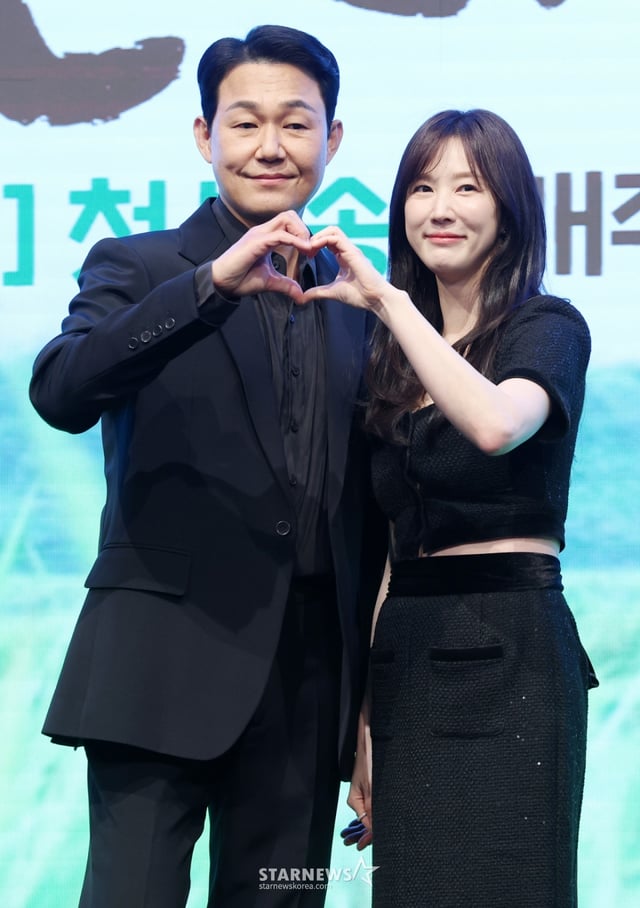 배우 박성웅, 이수경이 25일 서울 구로구 디큐브시티 더세인트에서 진행된 KBS 2TV 드라마 '심우면 연리리' 제작발표회에 참석해 포즈를 취하고 있다. /2026.03.25 /사진=김휘선 hwijpg@