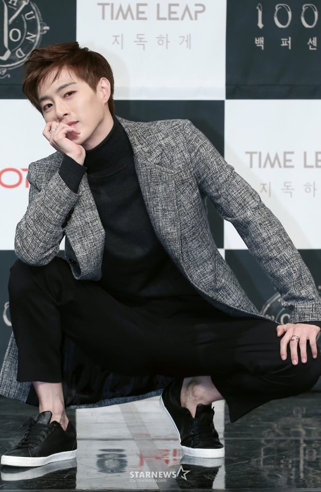 $ 그룹 백퍼센트 민우가 12일 오후 서울 강남구 청담동 일지아트홀에서 진행된 미니앨범 '타임 리프(Time Leap)' 발매 기념 쇼케이스에서 포즈를 취하고 있다.2016.10.12/사진=김창현 기자 chmt@